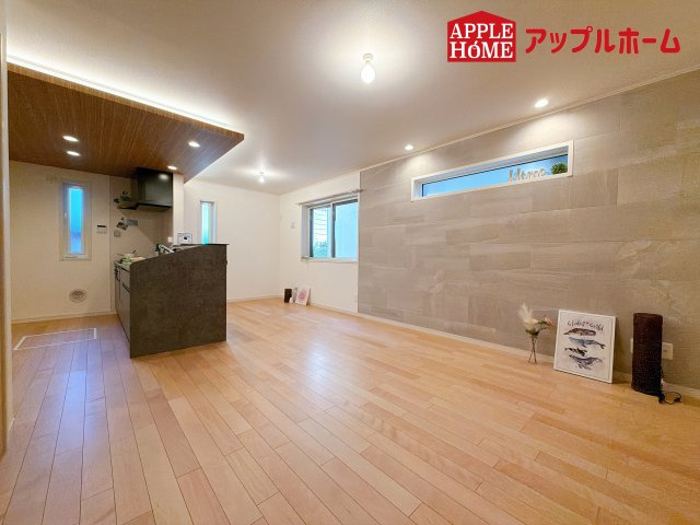 [新築住宅] さいたま市浦和区大東2丁目 全3棟の居間・リビング|窓から差し込む光で家族を温かく包み込みます。明るいリビングで子育てする喜びを☆いつでも見学可能です！
