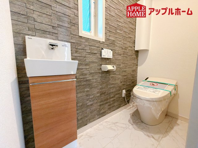 [新築住宅] さいたま市浦和区大東2丁目 全3棟のトイレ|白を基調とした清潔感のある明るい空間。温水洗浄便座付きで、毎日快適・清潔に使用できます。操作しやすい壁面リモコンを採用しています。
