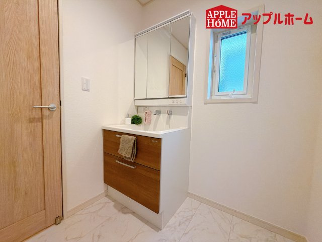 [新築住宅] さいたま市浦和区大東2丁目 全3棟の独立洗面台|ゆとりの洗面スペースで朝の身支度も快適スムーズに。３面鏡で髪のセットやお化粧もストレスなくこなせ、朝から気分良く通勤通学に向かえそうですね！鏡の裏にはたっぷりと収納スペースを標準装備