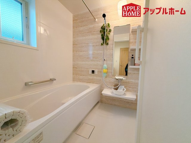 [新築住宅] さいたま市浦和区大東2丁目 全3棟の浴室|窓付きのバスルームは、採光もあり明るく気持ちの良い空間です。窓があることで、換気環境も良好。掃除もスムーズに出来ます