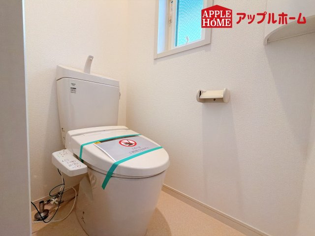 [新築住宅] さいたま市浦和区大東2丁目 全3棟のトイレ|白を基調とした清潔感のある明るい空間。温水洗浄便座付きで、毎日快適・清潔に使用できます。操作しやすい壁面リモコンを採用しています。