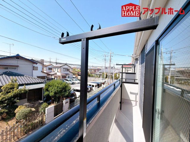 [新築住宅] さいたま市浦和区大東2丁目 全3棟のバルコニー|家族分の洗濯物もしっかり干せます。日当たりも良く、毎日のお洗濯が楽しくなりそう♪お布団は手軽に干せていつもポカポカに☆