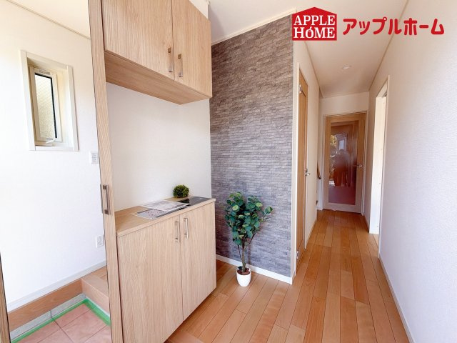 [新築住宅] さいたま市浦和区大東2丁目 全3棟の玄関|住まう人も来客も入った時にワクワクさせてくれるオシャレな玄関♪収納もたっぷりあるので、靴がたくさんあっても安心！