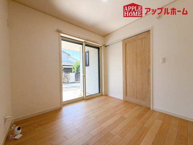 [新築住宅] さいたま市浦和区大東2丁目 全3棟の洋室|広々とした居住空間は日々の暮らしを彩り、心のやすらぎと満足感を与えてくれます。通風と採光を考慮した設計は子供たちはのびのび育ち、家族でくつろぎと団らんを生み出します。