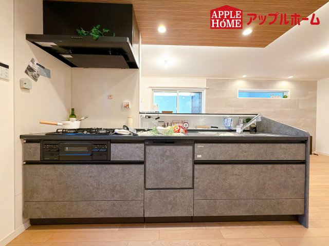 [新築住宅] さいたま市浦和区大東2丁目 全3棟のキッチン|見栄えもよくお手入れもスムーズに出来ます。豊富な収納力もございますので、キッチンスペースをスッキリとお使い頂けそうです。