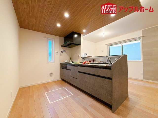 [新築住宅] さいたま市浦和区大東2丁目 全3棟のキッチン|対面式キッチンは、家族のコミュニケーションを育み、子育て家族にも好適なプラン！リビングで寛ぐご家族をいつも感じられます♪会話を楽しみながら家事ができ、小さいお子様がいても安心です！