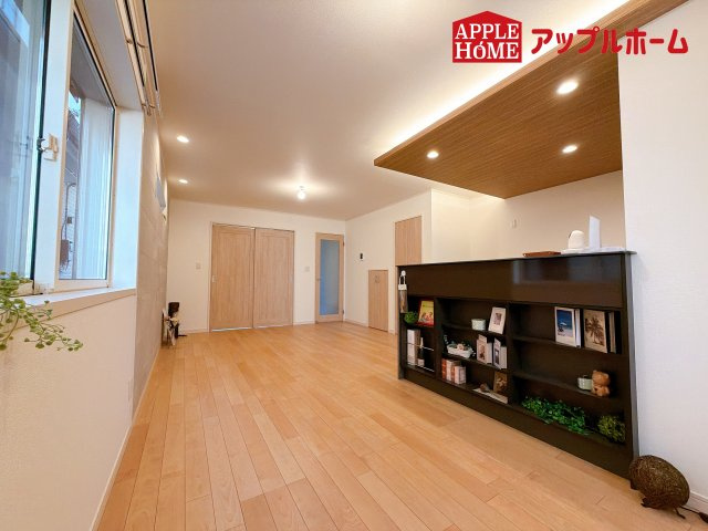 [新築住宅] さいたま市浦和区大東2丁目 全3棟の居間・リビング|広々リビング×対面キッチンで家族の会話も弾みます♪家族団らんの秘訣は間取りにあり☆夢のマイホームを一緒に叶えましょう！