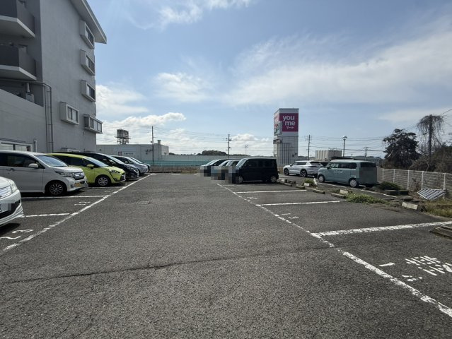オアシス宮の前の駐車場