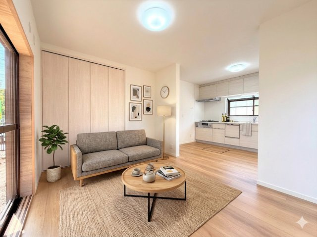 栄区柏陽　中古戸建ての外観|モデルルーム写真◆一家だんらんのスペースとなるＬＤＫ。窓から明るい光が差し込み、思わず家族の会話も弾む快適な空間。(家具はイメージです)