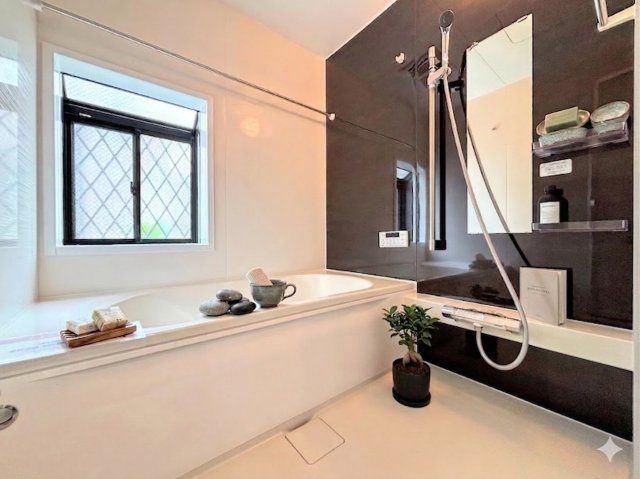 栄区柏陽　中古戸建ての浴室|モデルルーム写真◆モダンデザインの空間が気持ちよさを高めてくれるバスルーム。すっきりとした清潔感があり、心身をリフレッシュできる寛ぎを深めてくれるスペースです。(家具はイメージです)
