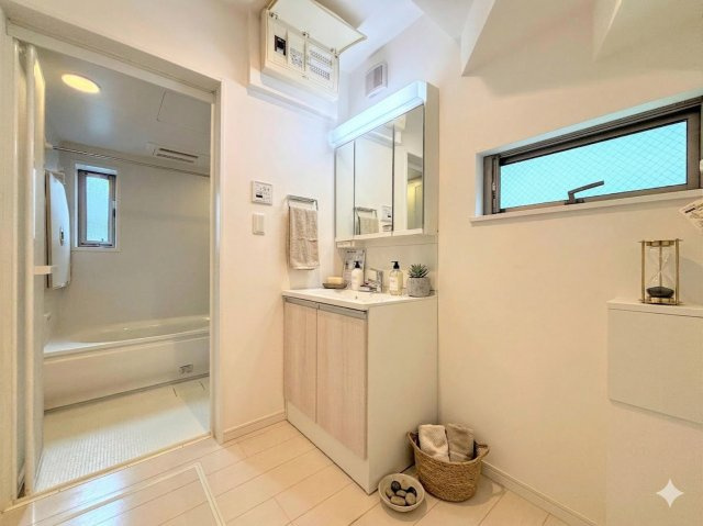 栄区柏陽　中古戸建ての脱衣所|モデルルーム写真◆毎日使う場所だから、機能的で使いやすさに配慮したパウダールーム。すっきりと使えるように収納も豊富にご用意しています。(家具はイメージです)