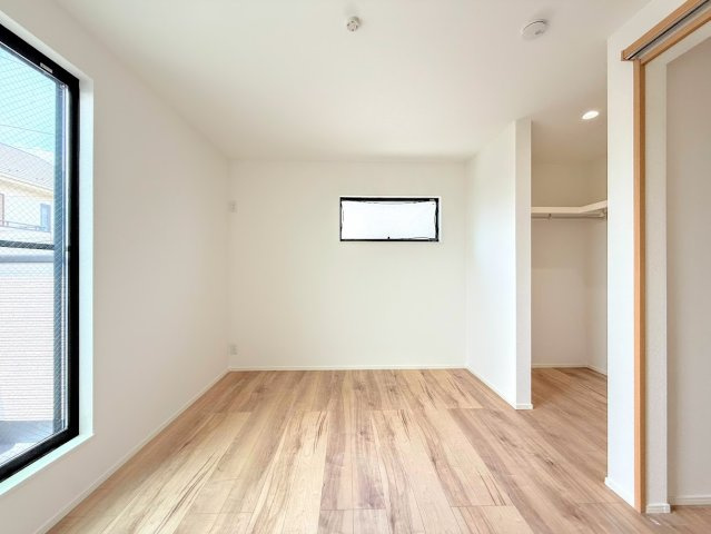 保土ヶ谷区権太坂３丁目　新築戸建ての洋室|◆柔らかい陽光が差し込む明るいお部屋を演出する設計。彩光の取れる窓が気持ちの良いお部屋を創り上げます。