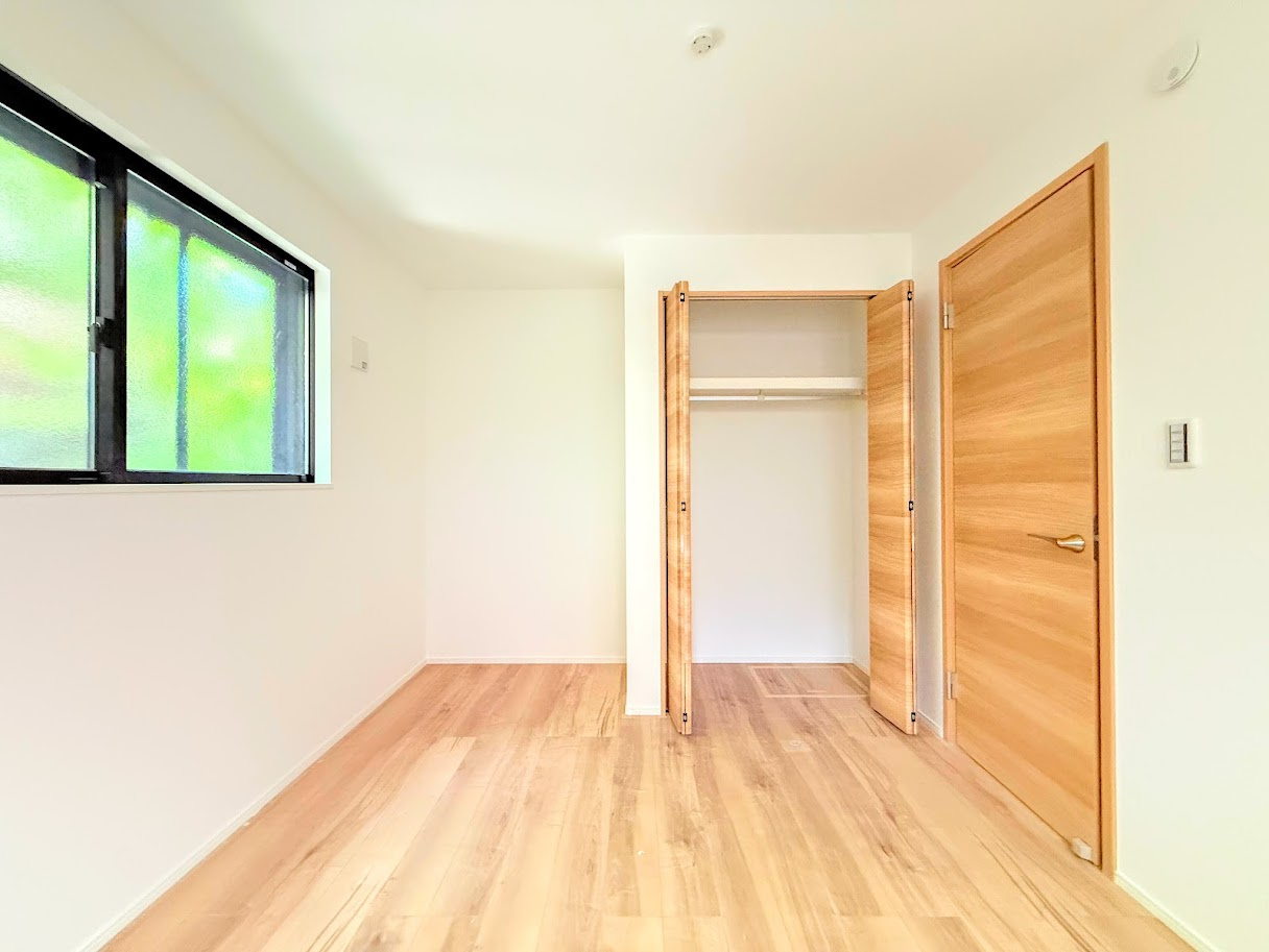 保土ヶ谷区権太坂３丁目　新築戸建ての洋室|◆子どものスタディ空間として、あるいは書斎やホビールームとして生活スタイルに合わせて使えるプライベートルーム。居心地のいい落ち着いたインテリアが似合います。