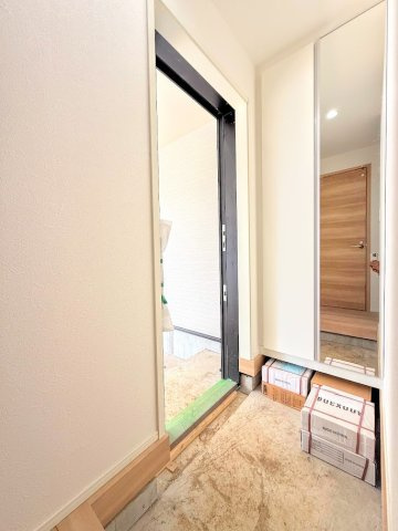 保土ヶ谷区権太坂３丁目　新築戸建ての玄関|◆明るい玄関です！散らかりやすい玄関もスッキリする大容量のシューズボックス付き。