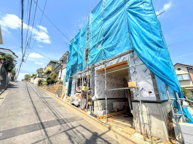 保土ヶ谷区権太坂３丁目　新築戸建ての外観|◆一戸建てを中心とした街並みが整然と続き、周辺は高い建物が建っていないので、緑の多い閑静な趣を感じる環境です。街並みや周辺環境も重要なポイントです！！
