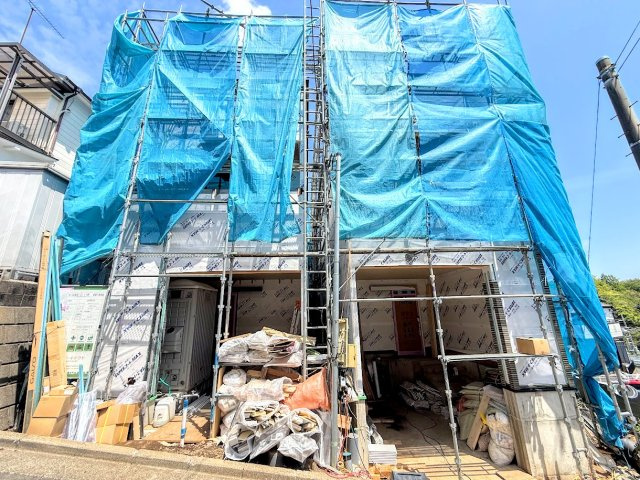 保土ヶ谷区権太坂３丁目　新築戸建ての外観|◆堂々たる趣ながら、主張し過ぎずどこか余裕を感じさせるシャープなフォルムで佇む邸宅は、晴天の空と照らし合わせる事で、本来あるべき完成形の姿を見せてくれます。
