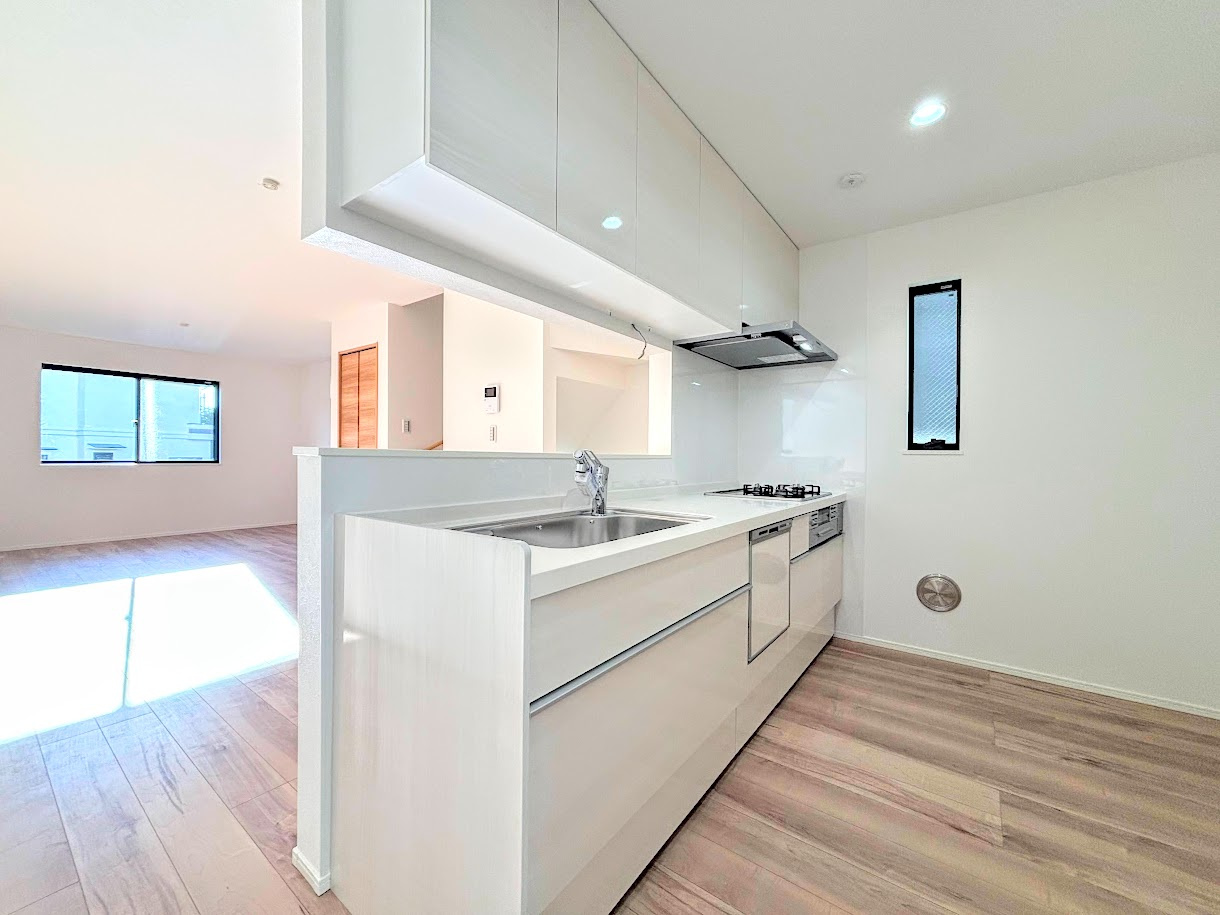 保土ヶ谷区権太坂３丁目　新築戸建てのキッチン|［モデルハウス］◆キッチンからダイニングやリビングが見渡せるキッチン。料理をしながら家族とコミュニケーションをとれるだけでなく、大きな開放感も得られることができます。
