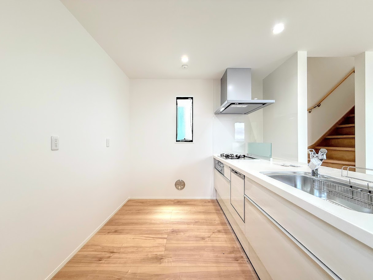 保土ヶ谷区権太坂３丁目　新築戸建てのキッチン|◆デザイン性と機能性を兼ね備えたキッチンです。リビングスペースとの一体感が生まれ、広々空間を演出してくれます。