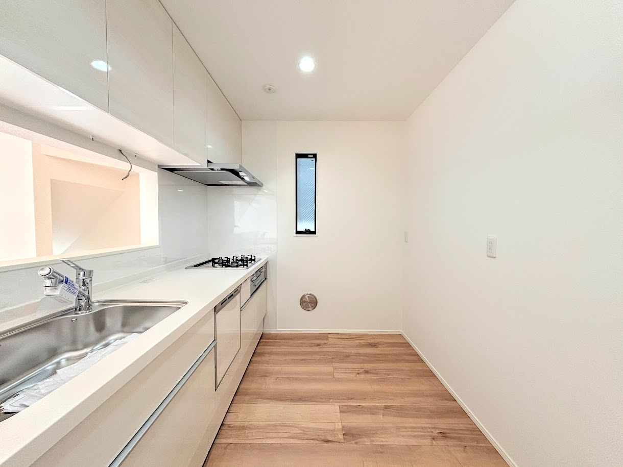 保土ヶ谷区権太坂３丁目　新築戸建てのキッチン|［モデルハウス］◆デザイン性と機能性を兼ね備えたキッチンです。リビングスペースとの一体感が生まれ、広々空間を演出してくれます。
