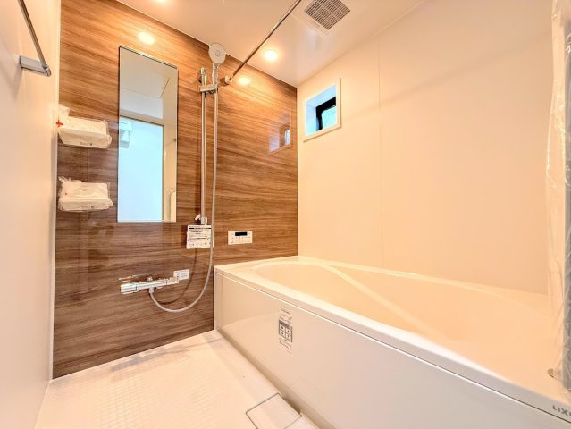 保土ヶ谷区権太坂３丁目　新築戸建ての浴室|◆お子様と一緒にバスタイムを楽しめる広々空間。浴室乾燥機付で心地よいバスタイムを実現します。