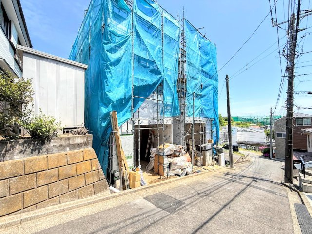 保土ヶ谷区権太坂３丁目　新築戸建ての外観|◆一戸建てを中心とした街並みが整然と続き、周辺は高い建物が建っていないので、緑の多い閑静な趣を感じる環境です。街並みや周辺環境も重要なポイントです！！
