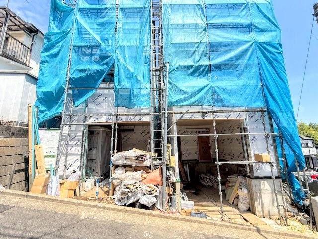 保土ヶ谷区権太坂３丁目　新築戸建ての外観|◆堂々たる趣ながら、主張し過ぎずどこか余裕を感じさせるシャープなフォルムで佇む邸宅は、晴天の空と照らし合わせる事で、本来あるべき完成形の姿を見せてくれます。
