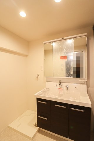 【ReDream】シャルマンコーポ神足の独立洗面台|水廻り新調！気持ち良く新生活をスタートできますね！帰宅後、リビングを通らずに洗面で手洗いができますね！

現地（2025年2月）撮影