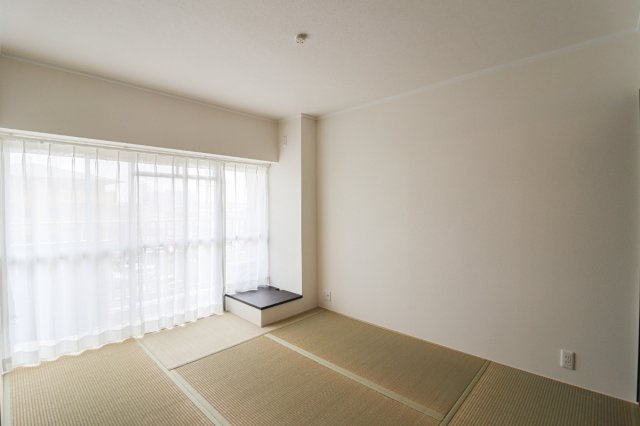 【ReDream】シャルマンコーポ神足の和室|やさしい陽光が差し込む和室。落ち着いた空間でくつろぎの時間を過ごせます。客間やお子様の遊び場としても使いやすい一室です。

現地（2025年2月）撮影