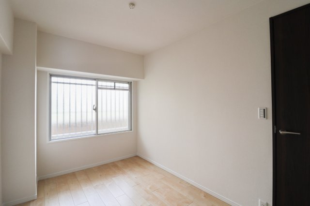 【ReDream】シャルマンコーポ神足の洋室|シンプルで使いやすい洋室。家具の配置もしやすく、寝室や書斎などライフスタイルに合わせて活用できます。

現地（2025年2月）撮影