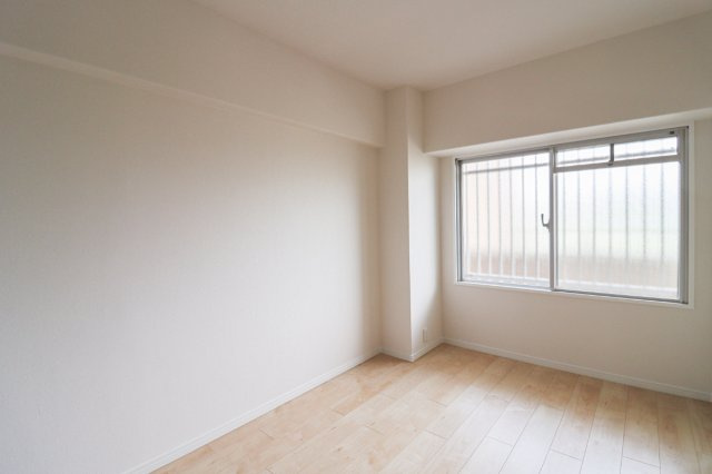 【ReDream】シャルマンコーポ神足の洋室|採光良好で明るい洋室。シンプルな内装で家具も合わせやすく、心地よい住空間を演出します。

現地（2025年2月）撮影