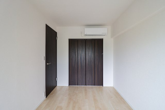 【ReDream】シャルマンコーポ神足の洋室|たっぷり収納できるクローゼット付きの洋室。お子様の衣類や荷物もすっきり整理できます。

現地（2025年2月）撮影