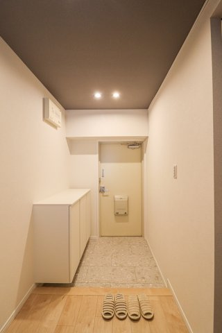 【ReDream】シャルマンコーポ神足の玄関|大容量のシューズボックスで、ご家族全員の靴をすっきり収納！

現地（2025年2月）撮影