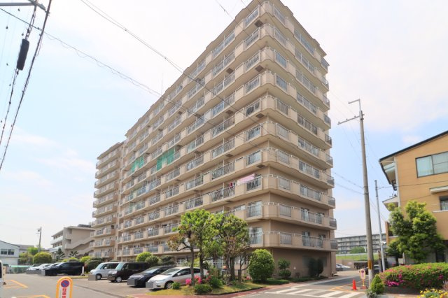 【ReDream】シャルマンコーポ神足の外観|【JR長岡京駅まで徒歩９分！】
通勤や通学、お出かけに便利な立地！
マンションの前には高い建物が無い為、通風良好＆開放的ですね！

現地（2025年2月）撮影