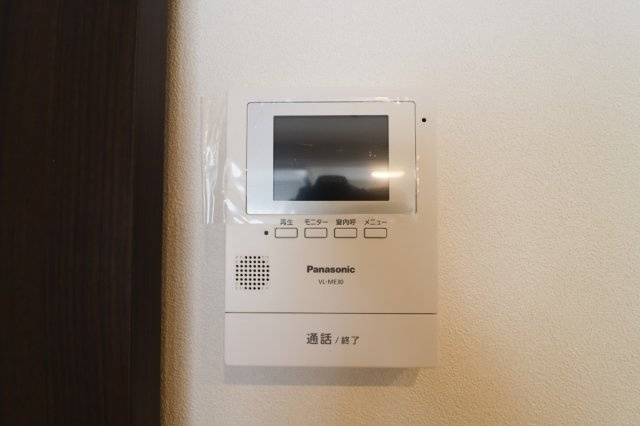 【ReDream】シャルマンコーポ神足の防犯設備|【ＴＶモニター付きインターホン】
■来訪者の顔を確認できるので、急なインターホンでも安心♪