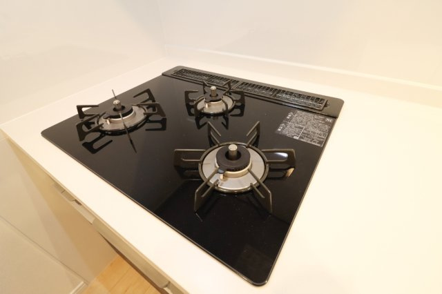 【ReDream】シャルマンコーポ神足のキッチン|【3つ口コンロ】
●メインディッシュを作りながら煮物や汁物の用意をすることができる3つ口のコンロ！