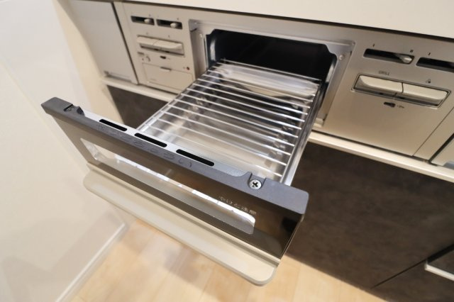 【ReDream】シャルマンコーポ神足のキッチン|【グリル】
●フライパンで焼くことの多い肉料理を代わりにグリルを使えば油をひく必要もなく余分な脂も落として焼けるため、フライパンを使った時よりも多く油脂分をカットできます！