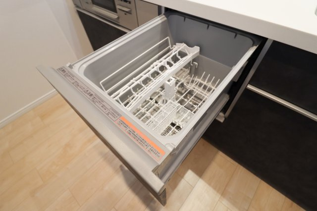 【ReDream】シャルマンコーポ神足のキッチン|【浴室暖房乾燥機】
●冬は暖め、夏は涼しくでき、快適に入浴できます！
●梅雨の時期や花粉症の方がいらっしゃるご家庭にはうれしい乾燥機！
●カビも防げて嬉しいですね！