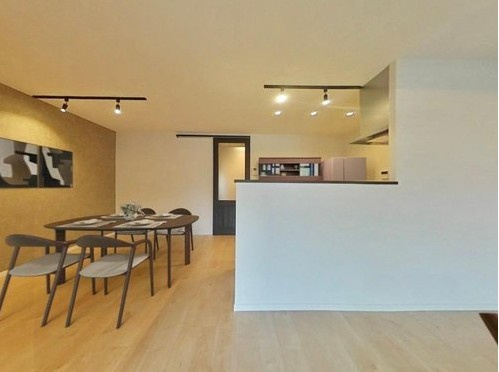 【ReDream】シャルマンコーポ神足の居間・リビング|ＬＤＫ・洋室５帖→ＬＤＫ約１６帖にリフォーム済！自然とご家族が集まる空間に♪
※本画像の家具・インテリアはCG合成です。実際とは異なります。

現地（2025年2月）撮影