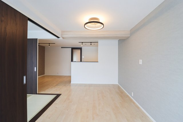 【ReDream】シャルマンコーポ神足の居間・リビング|アクセントクロスがオシャレなリビング！
朝日が差し込み気持ち良く１日をスタートできますね！
現地（2025年2月）撮影