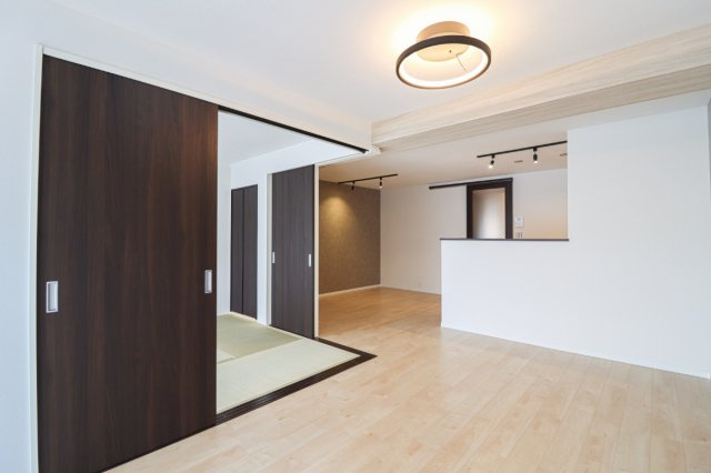 【ReDream】シャルマンコーポ神足の居間・リビング|ＬＤＫ・約５帖のお部屋→ＬＤＫ１６帖のお部屋にリフォーム済！
朝日が差し込み気持ち良く１日をスタートできますね！

現地（2025年2月）撮影