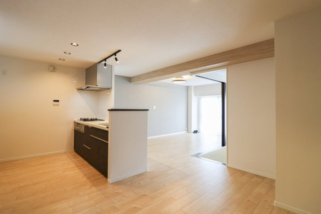 【ReDream】シャルマンコーポ神足の居間・リビング|壁付タイプから対面式のキッチンにリフォーム！お料理をしながらご家族と会話を楽しめますね！

現地（2025年2月）撮影