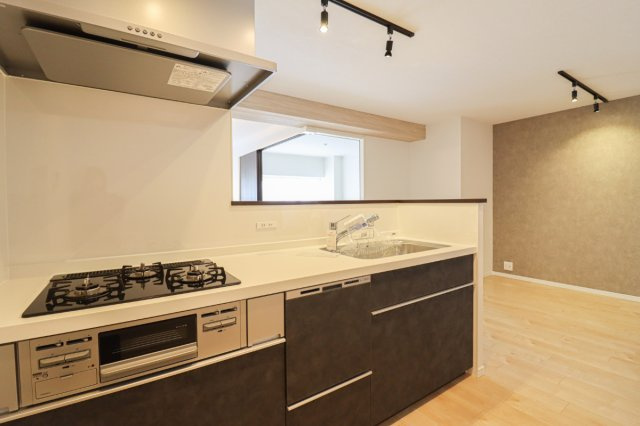 【ReDream】シャルマンコーポ神足のキッチン|食器洗乾燥機は毎日頑張る主婦の味方！洗い物の時間が短くなり、寛ぐ時間が増えます！手荒れ防止にも！

現地（2025年2月）撮影