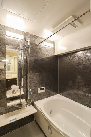 【ReDream】シャルマンコーポ神足の浴室|浴室暖房乾燥機付きで雨の日が多い梅雨の時期も安心です♪また、冬のヒートショック対策としても活躍します。

現地（2025年2月）撮影