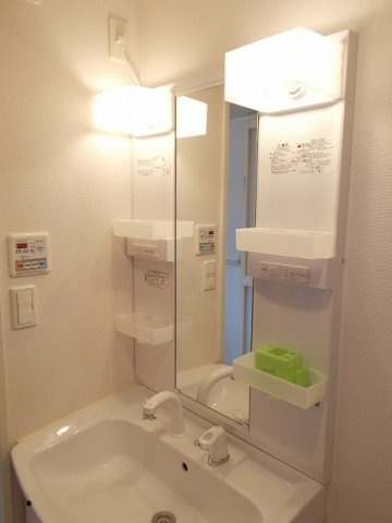 グレース・レジデンスＢの洗面所|忙しい朝には欠かせない洗面所です