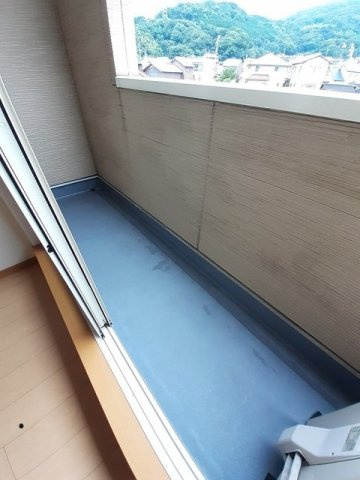 グレース・レジデンスＢのバルコニー|外からの目が気にならないバルコニーで洗濯物が干せます