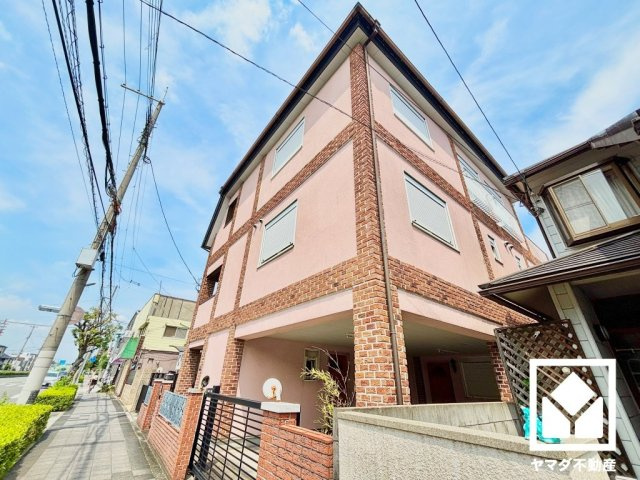 西宮市甲子園六石町の外観|「ツルハドラッグ甲子園店」まで徒歩4分、「セブンイレブン甲子園浦風町店」まで徒歩4分、「コープミニ甲子園中店」まで徒歩5分など、他にもお買い物施設が徒歩5分圏内に複数あり便利な住環境です。