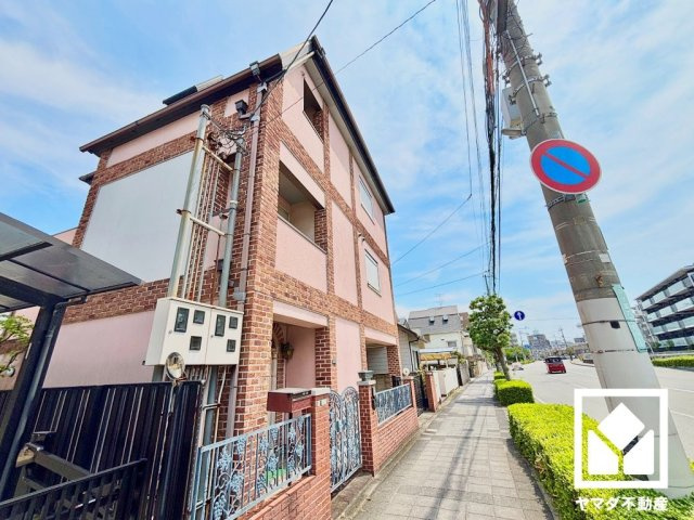 西宮市甲子園六石町の外観|スムーズな移動を叶えるホームエレベーター付きの住宅。毎日の生活にゆとりをもたらす、快適な暮らしの動線をサポートします。