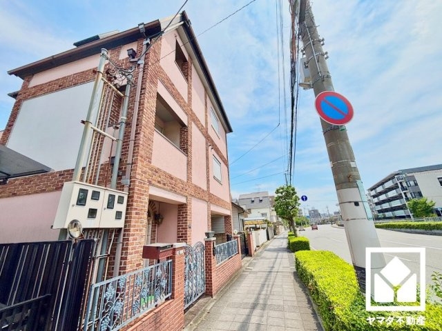 西宮市甲子園六石町の外観|2階・3階にキッチン・浴室・トイレ・洗面台が設置されており、2K（2階）＋SLDK（3階）の2世帯住宅などとしてもご検討いただけます。約12.5帖の1階納戸にも洗面台やトイレが設置されています。