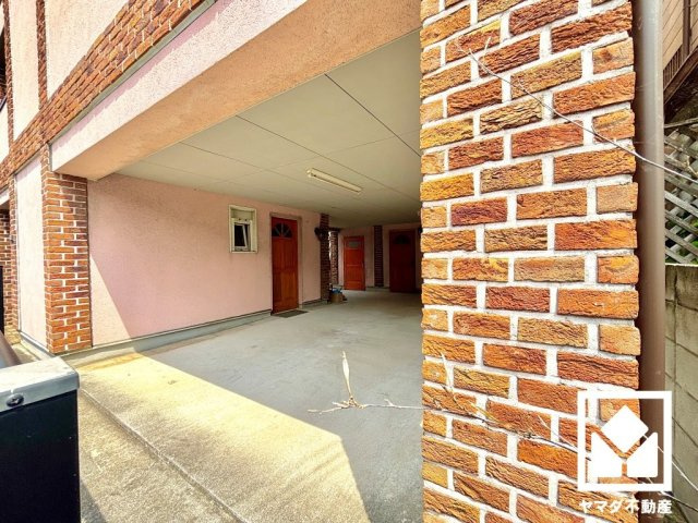 西宮市甲子園六石町の外観|2階は独立型キッチンなので生活感が出にくく、リビングの美観を損ねません。急な来客でも慌てず、お料理に集中しやすい環境です。キッチンの横には窓がございますので、昼間は手元が明るく、お料理がはかどります。