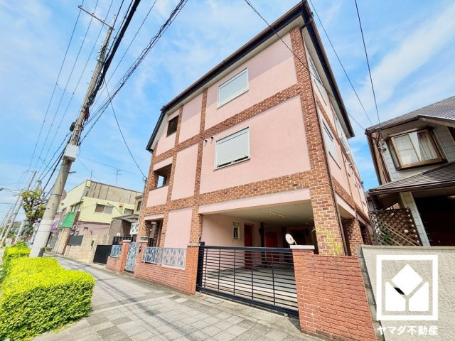 西宮市甲子園六石町の外観|2階キッチンは備え付けのカップボードもあり、スッキリとした空間が保てます。